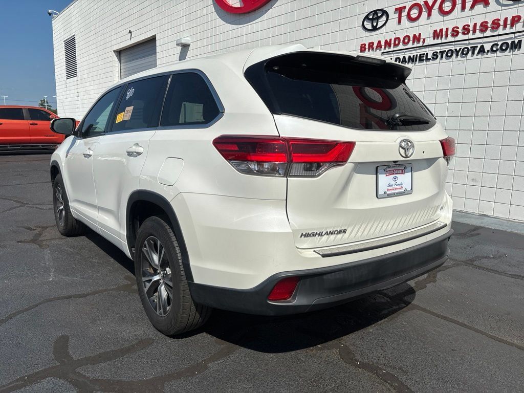 Used 2017 Toyota Highlander Plus FWD image 5