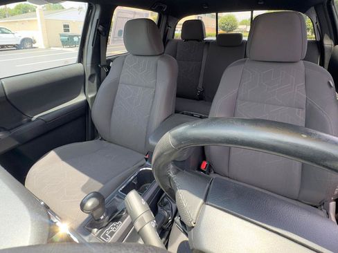 Used 2019 Toyota Tacoma TRD Sport AWD/4WD image 14
