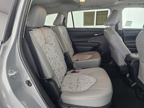 Used 2022 Toyota Highlander Bronze Edition image 12