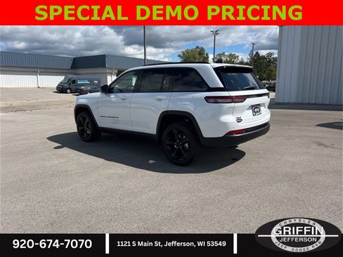 New 2025 Jeep Grand Cherokee Altitude image 12