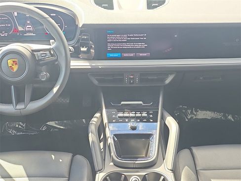Used 2025 Porsche Cayenne image 22