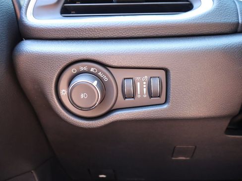 Used 2025 Chrysler Pacifica Limited FWD image 30