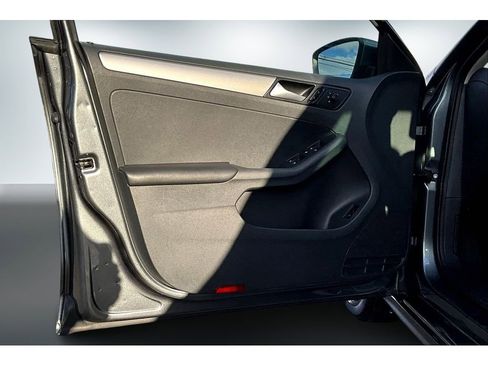 Used 2017 Volkswagen Jetta SE image 18