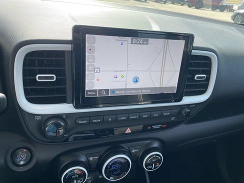 Used 2024 Hyundai Venue Limited FWD image 18