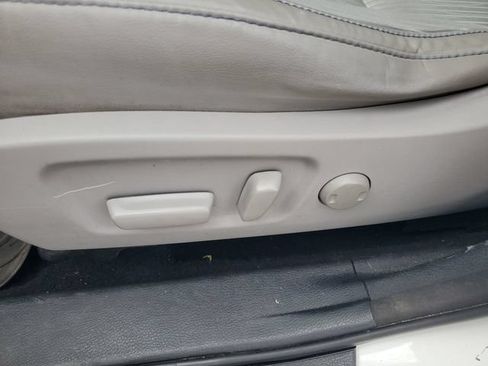 Used 2016 Toyota Highlander Plus FWD image 7