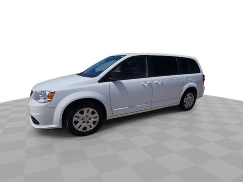 Used 2018 Dodge Grand Caravan SE FWD image 4