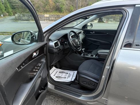 Used 2019 Kia Sorento LX w/ LX Convenience Package image 12