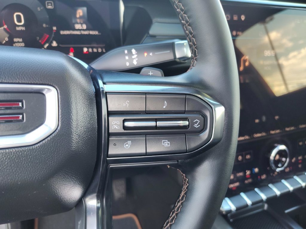 Used 2025 GMC Acadia AT4 w/ Luxury Package AWD/4WD image 16