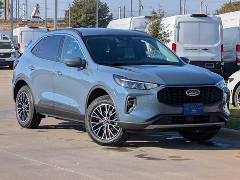 New 2026 Ford Escape SE image 2