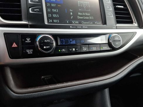Used 2019 Toyota Highlander Plus AWD/4WD image 16