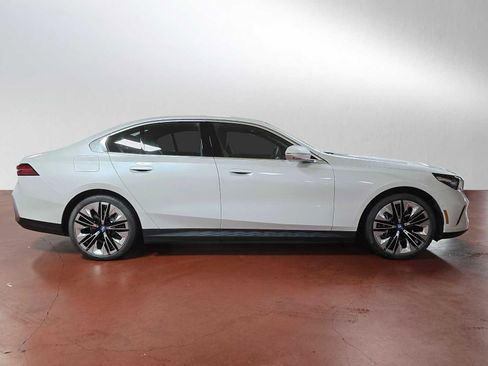 Used 2024 BMW i5 eDrive40i w/ Premium Package image 8