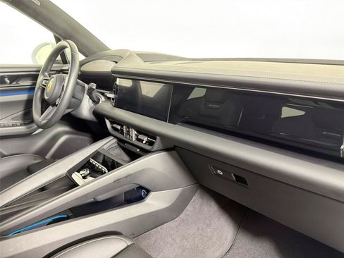 Certified 2025 Porsche Macan Electric RWD image 27