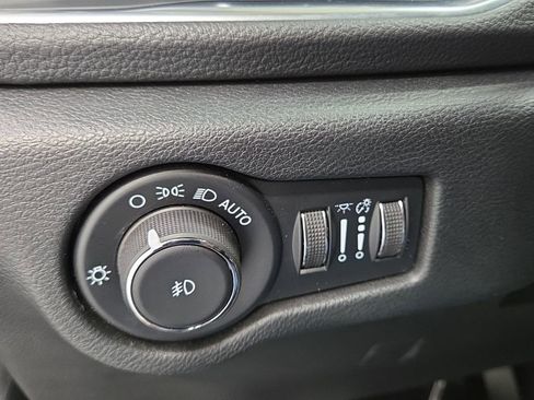 Used 2025 Chrysler Pacifica Limited FWD image 29