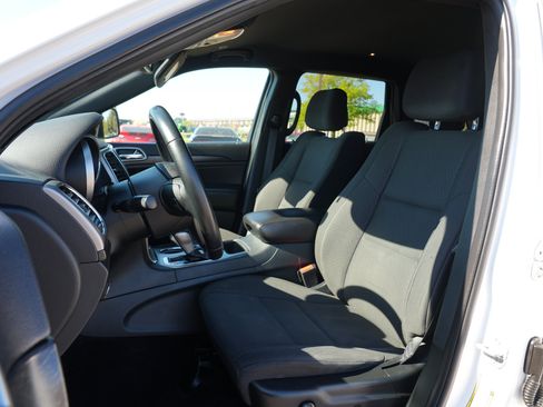 Used 2018 Jeep Grand Cherokee Laredo AWD/4WD image 12