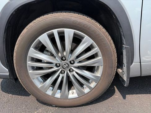 Used 2024 Toyota Highlander Platinum AWD/4WD image 11