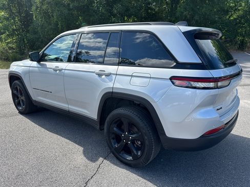 Certified 2025 Jeep Grand Cherokee Limited w/ Black Appearance Package AWD/4WD image 7