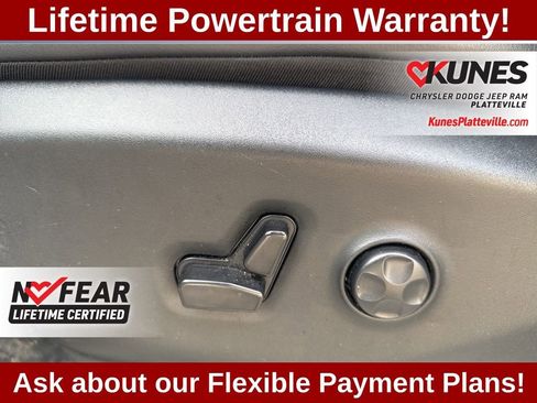 Used 2023 Chrysler Pacifica Touring-L image 15