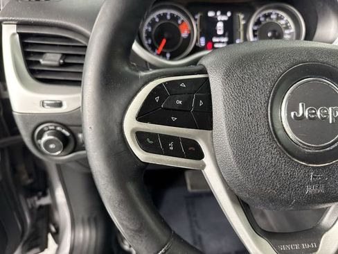 Used 2018 Jeep Cherokee Latitude Plus w/ Cold Weather Group AWD/4WD image 12
