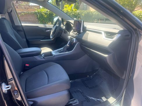 Used 2025 Toyota RAV4 XLE AWD/4WD image 28