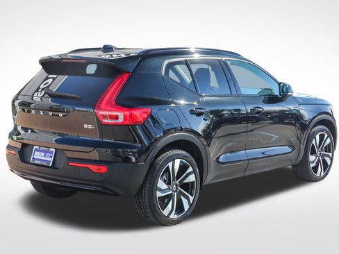 Used 2025 Volvo XC40 B5 Plus image 8