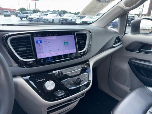Used 2023 Chrysler Pacifica Touring-L FWD image 18