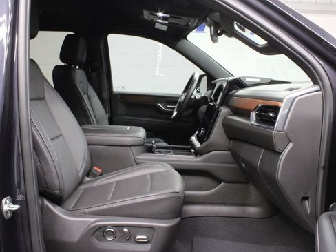 Used 2025 GMC Yukon XL Denali AWD/4WD image 37