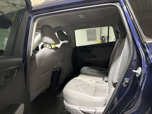Used 2023 Toyota Highlander LE FWD image 22