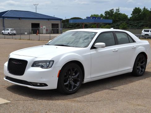 Used 2023 Chrysler 300 S w/ Comfort Group RWD image 3