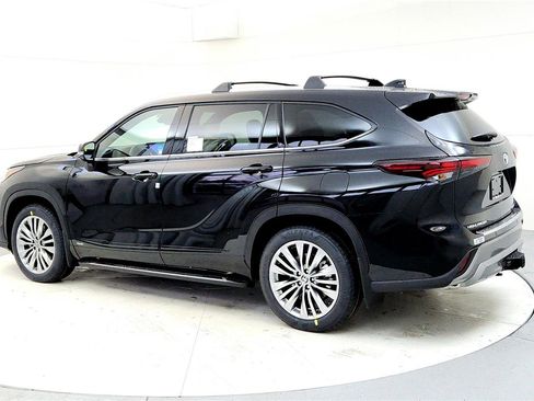 New 2026 Toyota Highlander Platinum AWD/4WD image 4