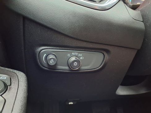 Used 2018 Chevrolet Equinox LT image 18