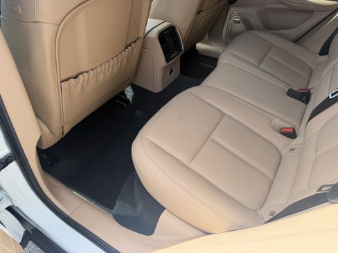 Certified 2024 Porsche Macan AWD/4WD image 19