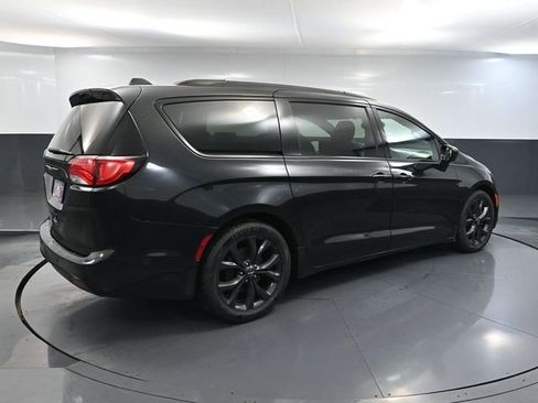 Used 2019 Chrysler Pacifica Touring-L Plus w/ Advanced Safetytec Group FWD image 4