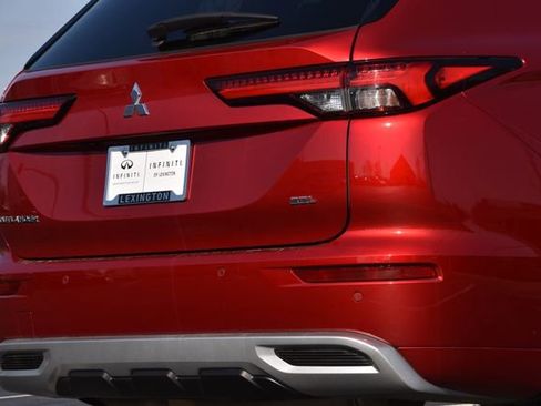 Used 2023 Mitsubishi Outlander AWD image 28