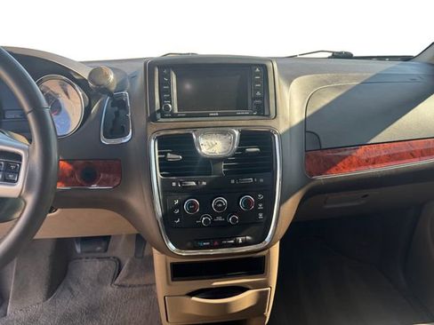 Used 2015 Chrysler Town & Country LX image 11