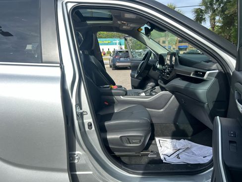 Used 2025 Toyota Highlander XLE image 12