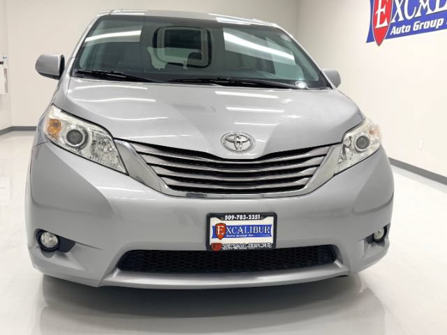Used 2017 Toyota Sienna XLE w/ XLE Navigation Package FWD image 2