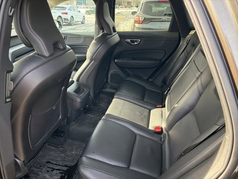 Used 2019 Volvo XC60 T5 Momentum w/ Multimedia Package image 14