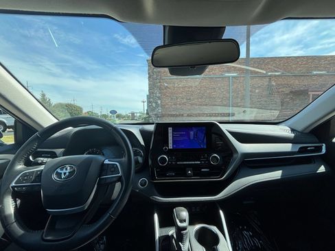 Used 2025 Toyota Highlander LE FWD image 35