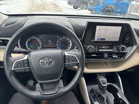 Used 2024 Toyota Highlander XLE image 9