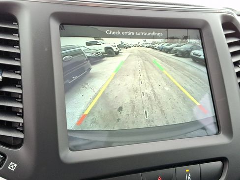 Used 2022 Jeep Cherokee Latitude w/ Sun & Sound Group image 23