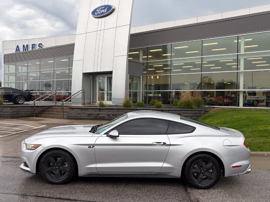 Used 2017 Ford Mustang Coupe RWD image 3