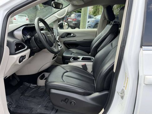 Certified 2024 Chrysler Pacifica Touring-L FWD image 16