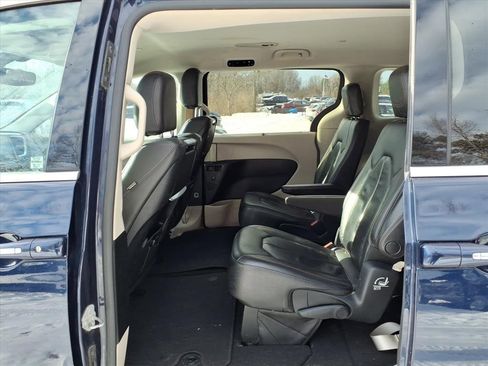 Used 2017 Chrysler Pacifica Touring-L Plus w/ Tire & Wheel Group image 9