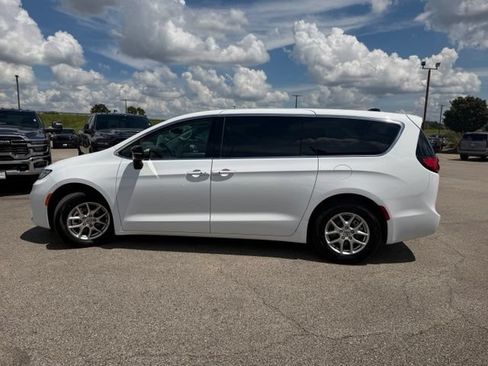 Used 2024 Chrysler Pacifica Touring-L FWD image 11