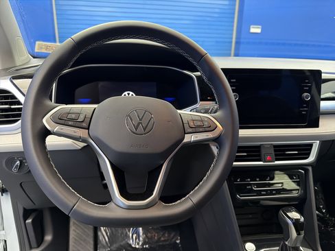 New 2026 Volkswagen Taos SE image 14