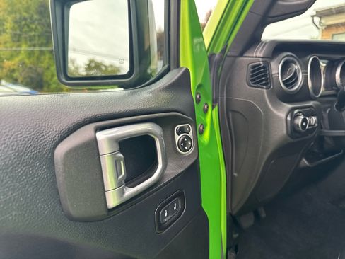 Used 2018 Jeep Wrangler Unlimited Sahara image 21