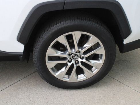 Used 2020 Toyota RAV4 XLE Premium AWD/4WD image 39