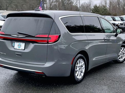 Used 2023 Chrysler Pacifica Touring-L image 11