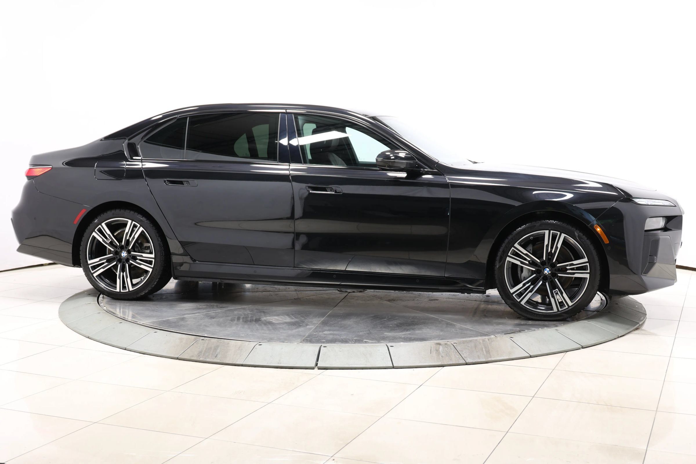Used 2023 BMW i7 xDrive60 w/ Executive Package 2 AWD/4WD image 77