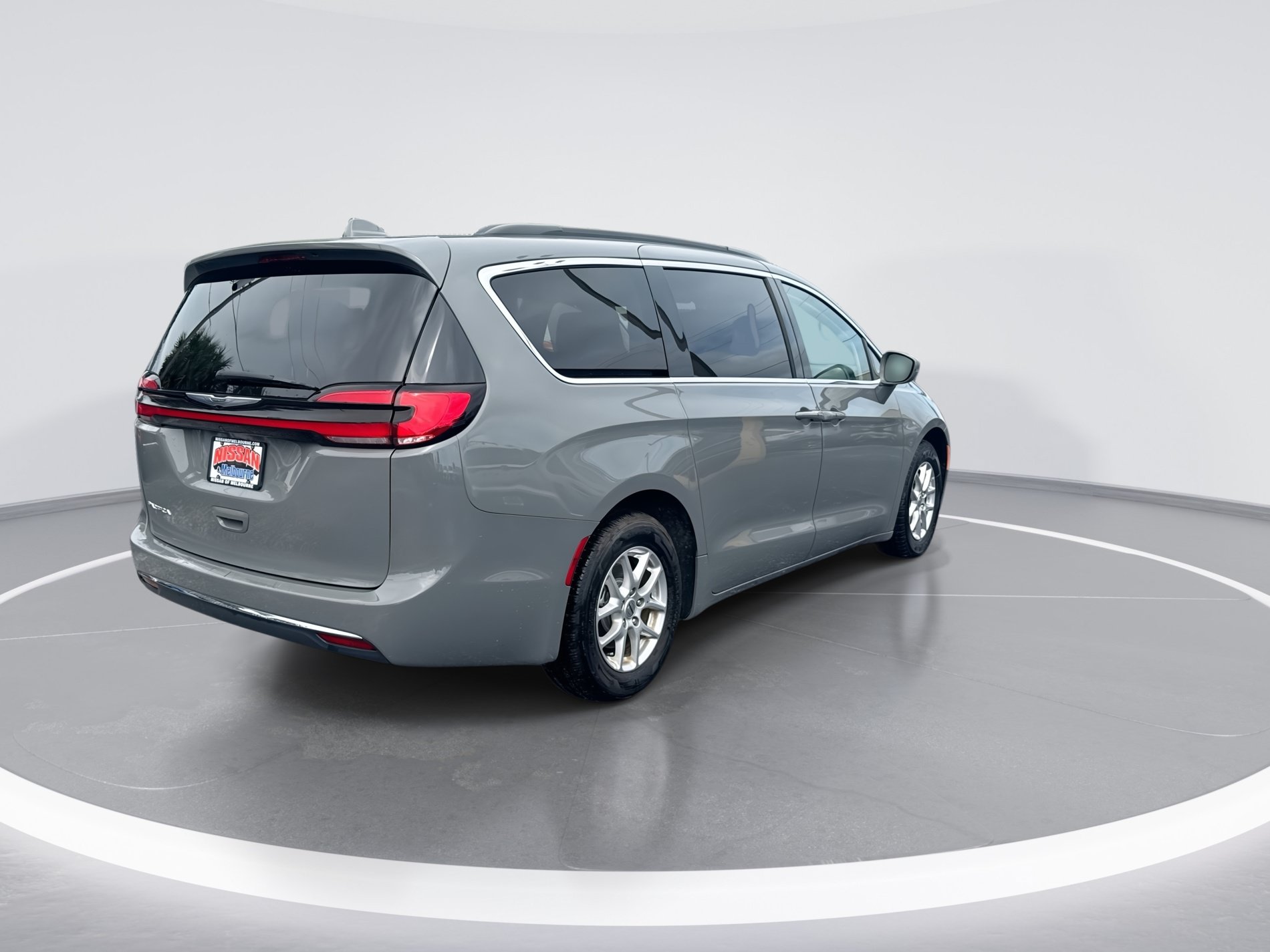 Used 2022 Chrysler Pacifica Touring-L FWD image 4